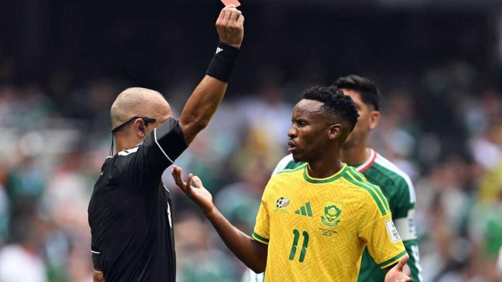 Fifa suspende meia sul-africano Themba Zwane por três jogos após expulsão na Copa