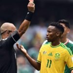 Fifa suspende meia sul-africano Themba Zwane por três jogos após expulsão na Copa