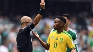 Fifa suspende meia sul-africano Themba Zwane por três jogos após expulsão na Copa