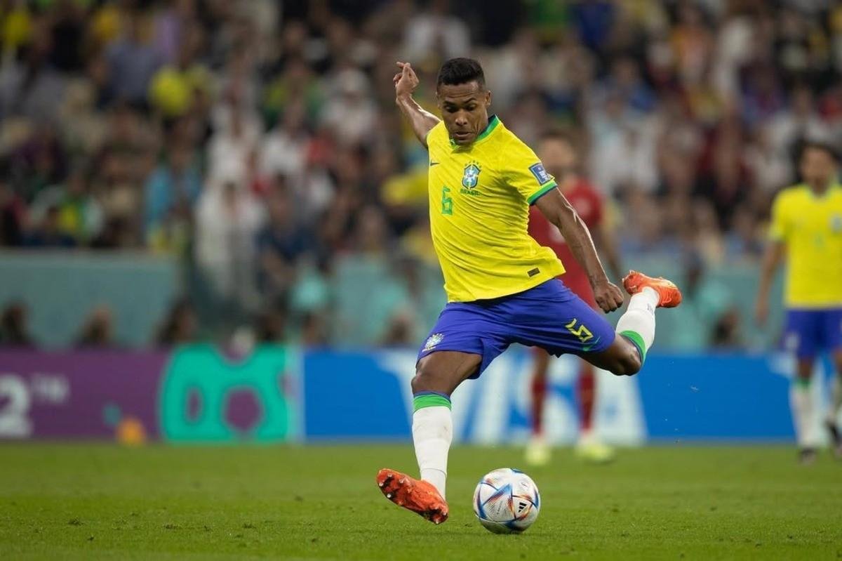 Flamengo iguala marcas de 1958 e 1982 com trio de titulares na estreia do Brasil