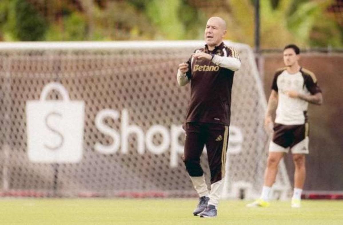 Flamengo mira centroavante após mudança de técnico no mercado