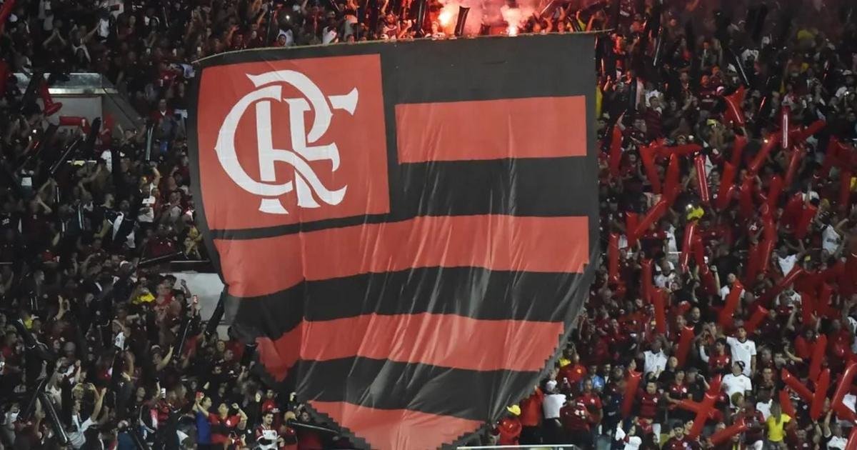 Flamengo negocia saída de Emerson Royal e analisa oferta do Milan por Evertton Araújo