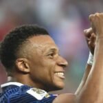 França vence Iraque por 3 a 0 e Mbappé iguala recorde de gols em Copas