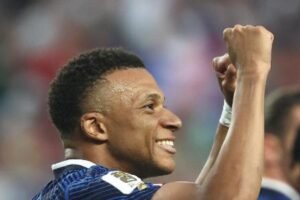 França vence Iraque por 3 a 0 e Mbappé iguala recorde de gols em Copas