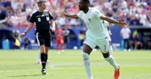 Credit: Reproduction / CNN Brasil. Ousmane Dembélé celebrates a goal during the match between France and Norway for the 2026 World Cup.