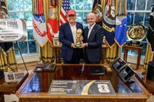 Gianni Infantino afirma que Donald Trump entregará troféu na final da Copa do Mundo
