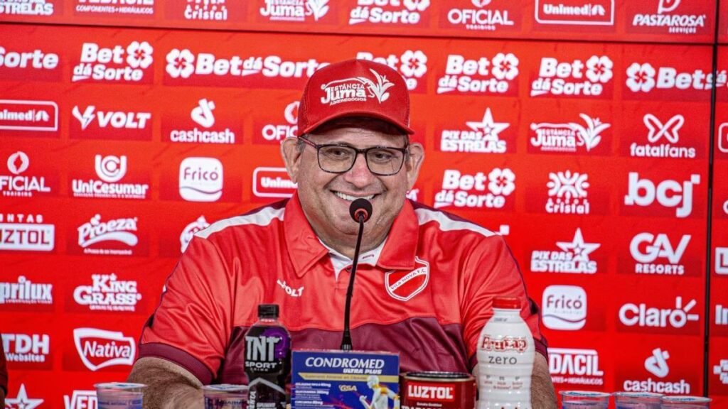 Guto Ferreira: 'Filipe Luís saiu do Flamengo por política' e critica barreira para técnicos brasileiros na Europa
