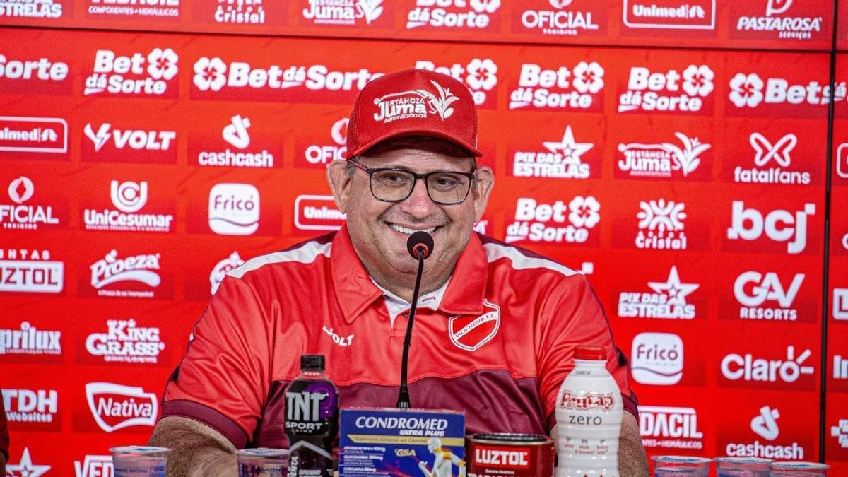 Guto Ferreira: 'Filipe Luís saiu do Flamengo por política' e critica barreira para técnicos brasileiros na Europa