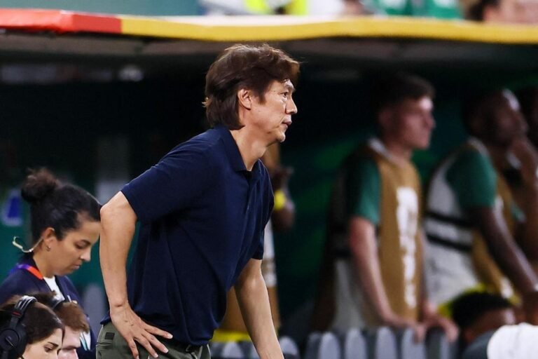 Hong Myung-Bo in action during the match between South Korea and South Africa — Photo: Reuters