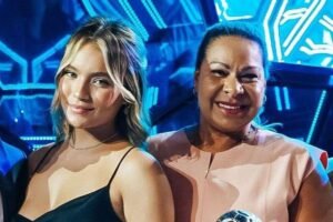 Mãe de Endrick retorna ao Brasil em meio a rumores de conflito com Gabriely Miranda