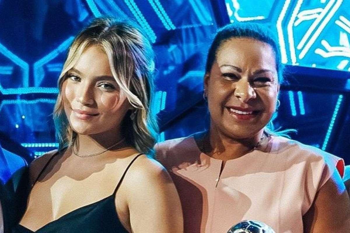 Mãe de Endrick retorna ao Brasil em meio a rumores de conflito com Gabriely Miranda