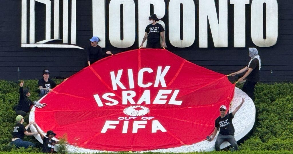 Manifestantes pedem expulsão de Israel da Fifa antes de estreia do Canadá na Copa