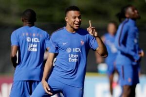 Mbappé analisa briga por artilharia da Copa com Messi e o elege melhor do mundo