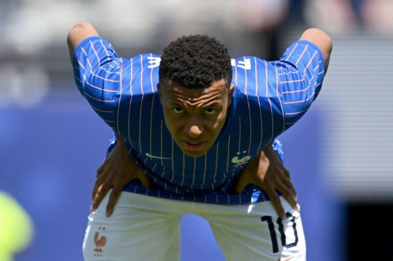 Mbappé faz dois gols, supera lendas em Copas e vira maior artilheiro da França