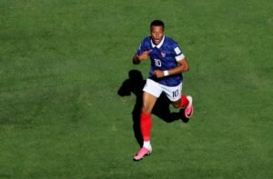 Mbappé supera Fontaine e Pelé e mira recorde histórico na Copa
