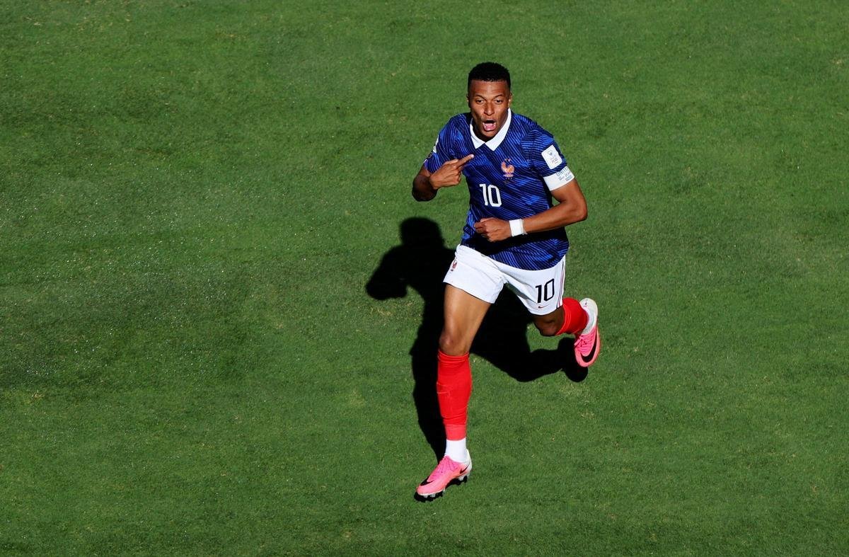 Mbappé supera Fontaine e Pelé e mira recorde histórico na Copa