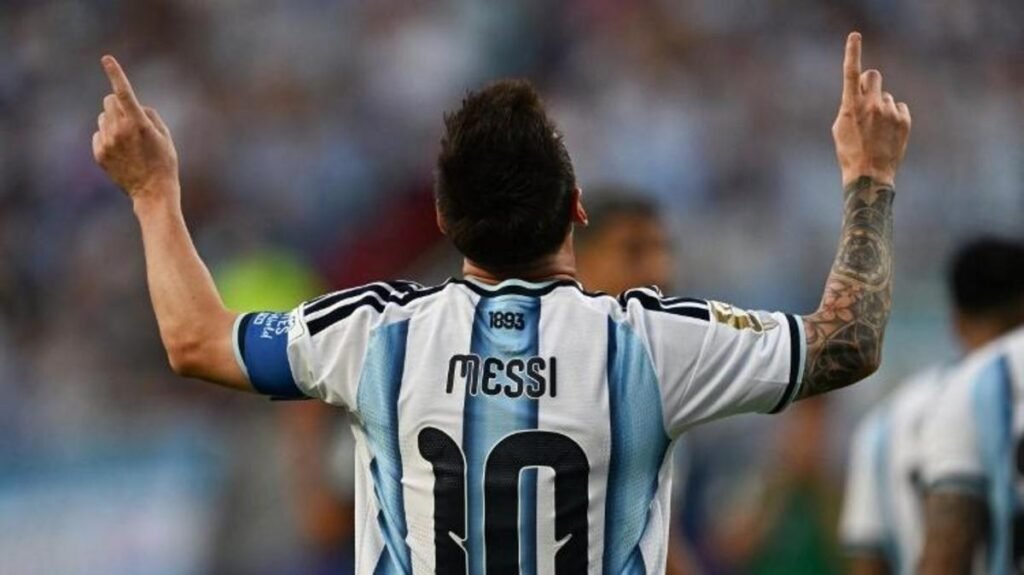 Messi faz hat-trick, quebra recordes e comanda vitória da Argentina na estreia da Copa