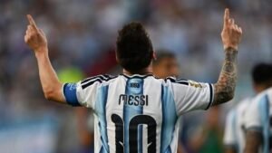 Messi faz hat-trick, quebra recordes e comanda vitória da Argentina na estreia da Copa