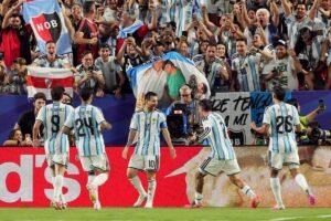 Messi iguala Klose em recorde e exalta Ronaldo Fenômeno