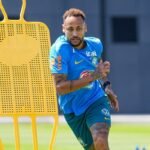 Neymar volta a treinar com bola e aumenta expectativa de estreia na Copa