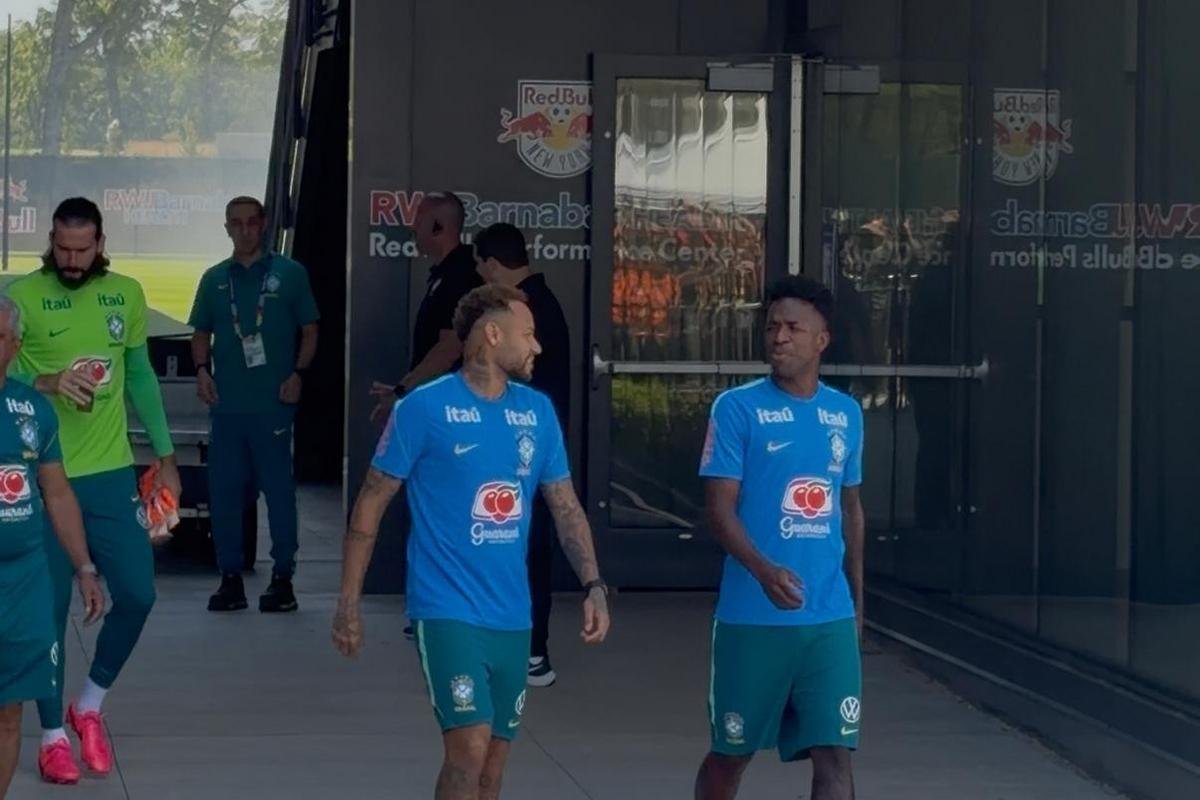 Neymar volta a treinar com bola e reforça Brasil na preparação contra Escócia