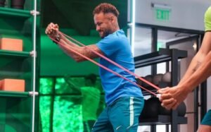 Neymar volta a treinar em campo e mira jogo contra Escócia na Copa
