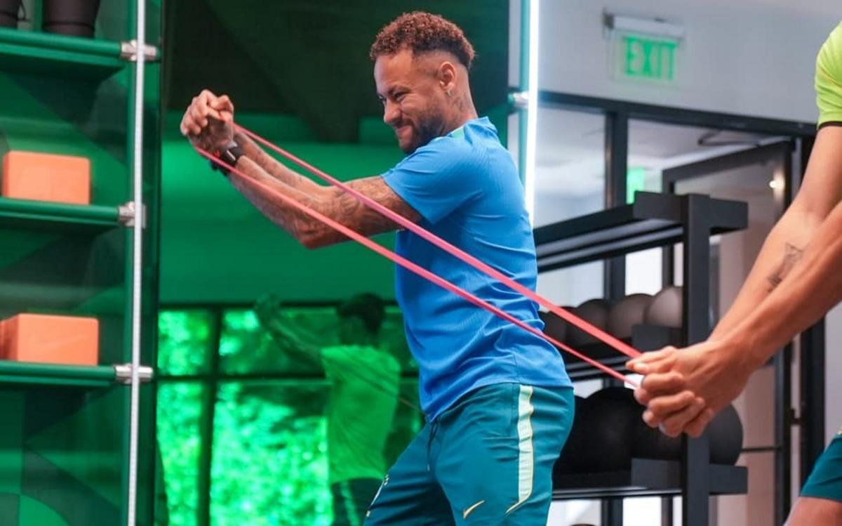 Neymar volta a treinar em campo e mira jogo contra Escócia na Copa