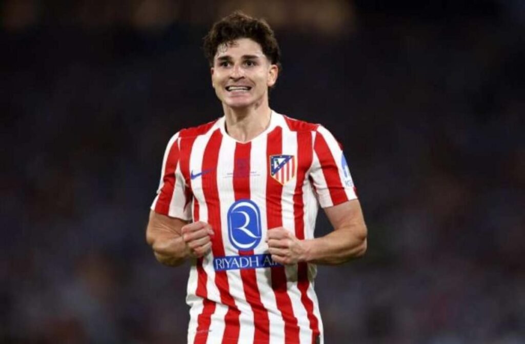 Real Madrid prepara oferta milionária para disputar contratação de Julián Álvarez com Barcelona