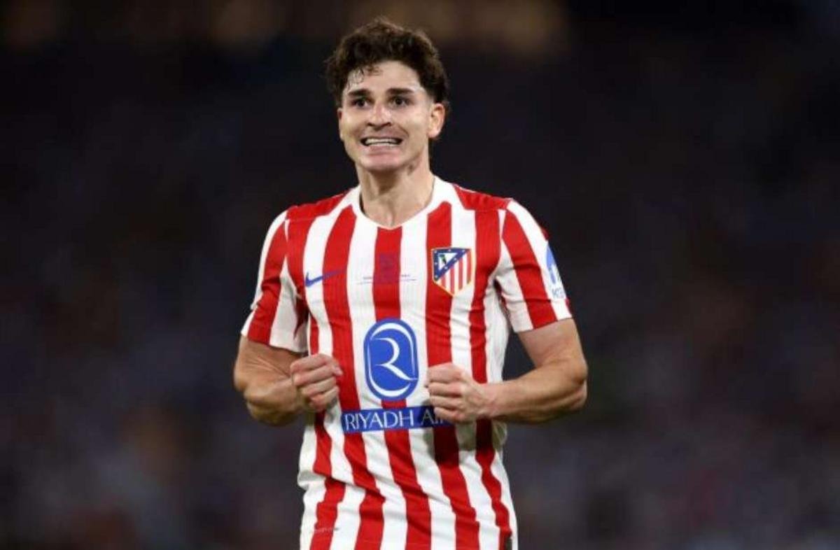 Real Madrid prepara oferta milionária para disputar contratação de Julián Álvarez com Barcelona
