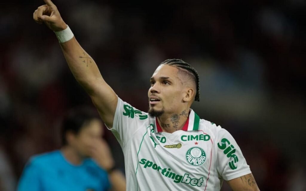 STJD suspende Paulinho por um jogo após comemoração contra o Flamengo