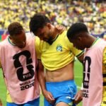Lucas Paquetá leaves the game with left thigh pain during Brazil vs. Japan. Photo: Phil Noble/Reuters