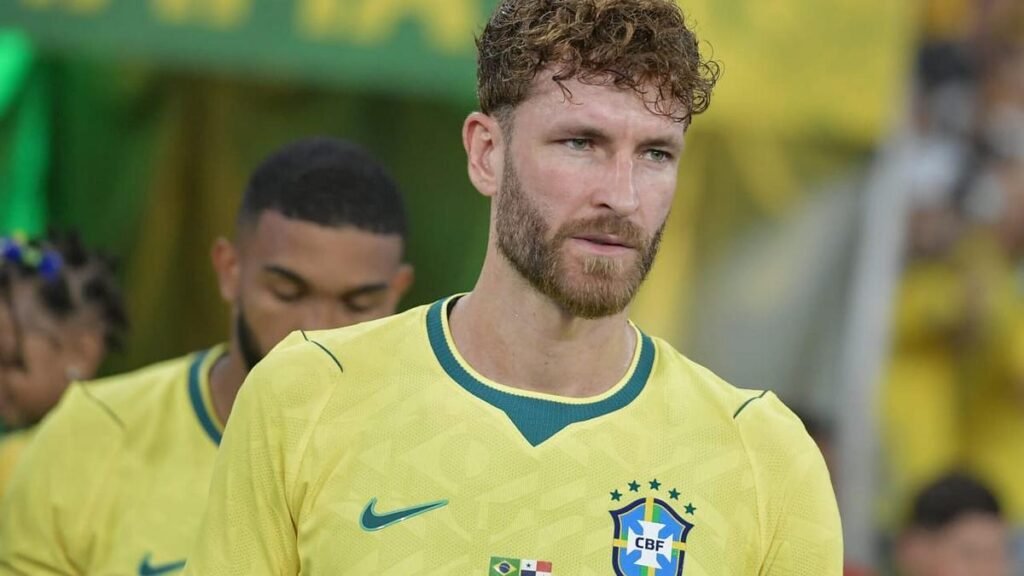 Torcida vaia Léo Pereira em jogo do Brasil e revolta rubro-negros