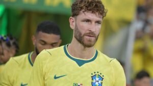 Torcida vaia Léo Pereira em jogo do Brasil e revolta rubro-negros