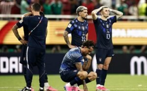 Uruguay midfielder Giorgian De Arrascaeta (No. 10) and Uruguay defender Guillermo Varela (No. 13) react after the match against Spain in Group H of the 2026 World Cup, at Guadalajara Stadium, in Zapopan (Photo: Ulises Ruiz / Afp)