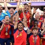 Spanish team lifts the 2026 World Cup trophy. Credit: Disclosure / Fifa