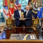Donald Trump and Gianni Infantino with the World Cup trophy in the Oval Office at the White House. Photo: Reproduction