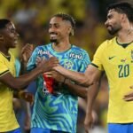 Endrick, Raphinha, and Lucas Paquetá talk after the friendly match between Brazil and Panama (Photo: Mauro Pimentel / AFP)