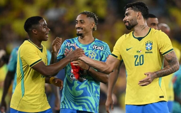 Endrick, Raphinha, and Lucas Paquetá talk after the friendly match between Brazil and Panama (Photo: Mauro Pimentel / AFP)
