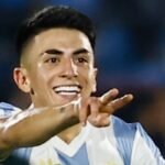 Almada celebrates a goal scored for Argentina against Uruguay in the qualifiers. Photo: Reproduction / UOL