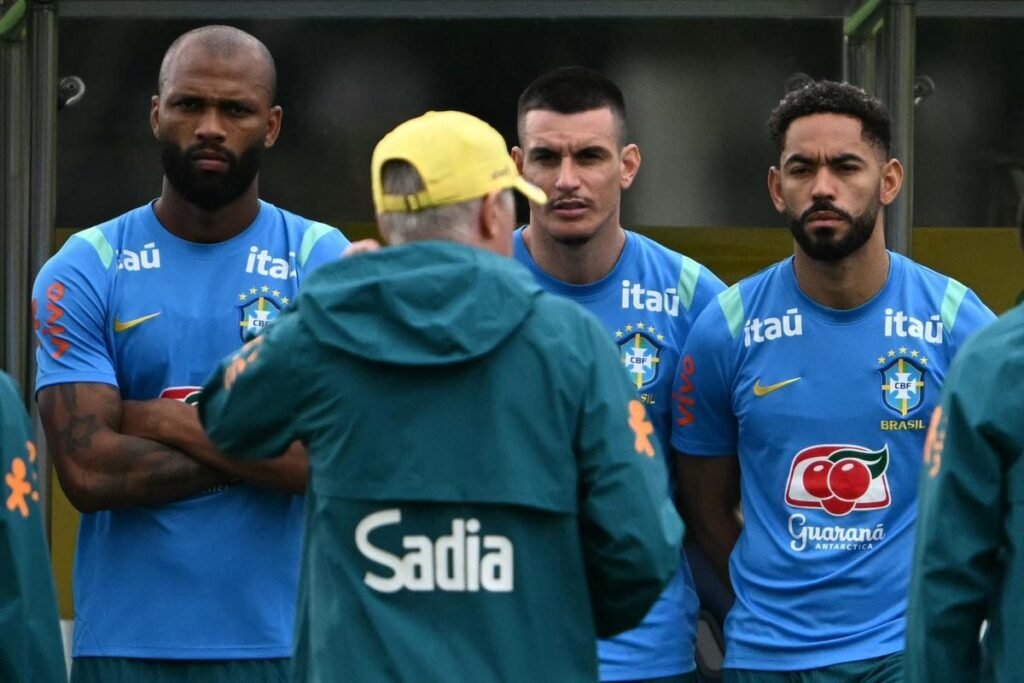 Ancelotti explica 'sumiço' de Ibañez e Igor Thiago após estreia na Copa
