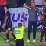 Árbitro de Vitória x Palmeiras justifica expulsões e amarelo de Maurício