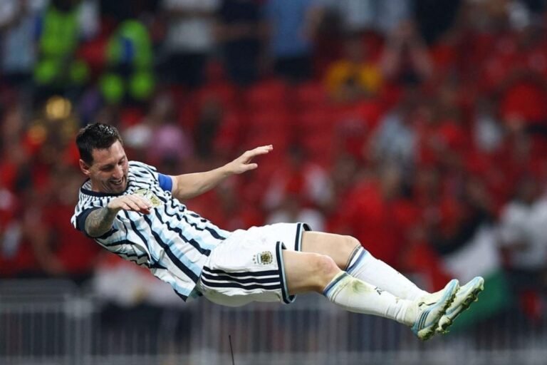 Argentina captain Lionel Messi is hoisted into the air by his teammates as they celebrate the 3-2 comeback victory over Egypt, which qualified Argentina for the 2026 World Cup quarterfinals — Photo: Carlos Barria/Reuters