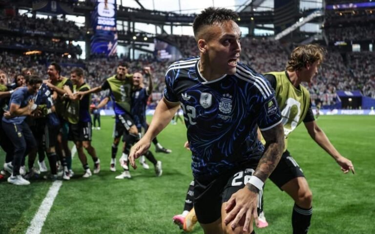 Lautaro Martínez celebrates Argentina's goal in the World Cup. (Photo: Thomas COEX / AFP)