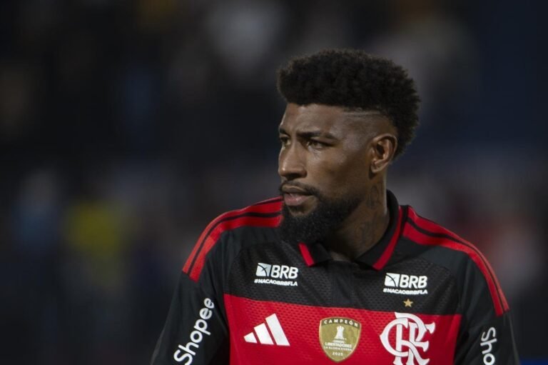 Emerson Royal during the match between Bragantino and Flamengo. Credit: Anderson Romão/AGIF