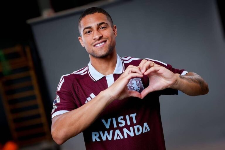João Gomes poses for a photo during his Aston Villa announcement – Photo: Disclosure/Aston Villa FC