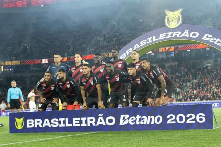 Athletico squad during the match against Internacional — Photo: Paulo De Tarso/AGIF