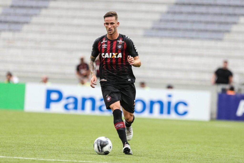 Besiktas faz proposta milionária por Léo Pereira e Athletico pode lucrar com transferência