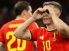 Leandro Trossard on the field wearing the Belgian national team jersey. Credit: Reproduction/CNN Brasil