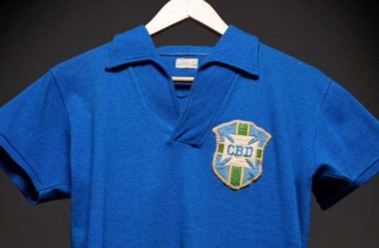 Camisa histórica de Pelé na Copa de 58 leiloada por quase R$ 27 milhões