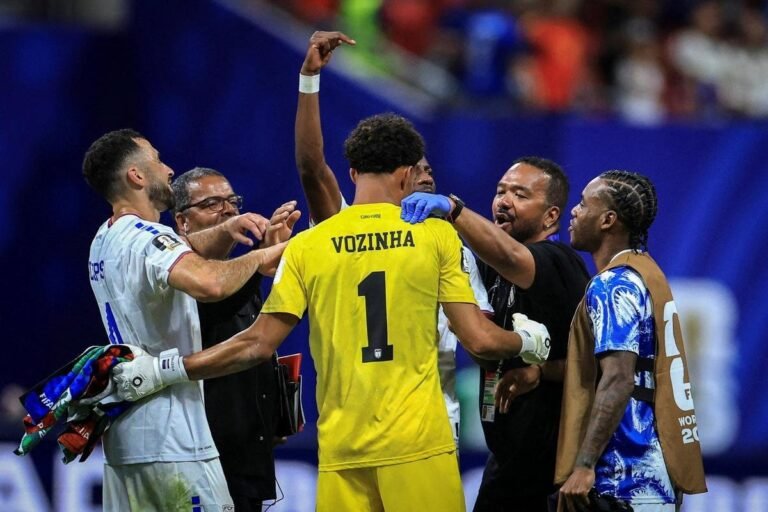 Cape Verde's goalkeeper Vozinha celebrates with teammates during the match against Spain in the World Cup — Photo: REUTERS/Siphiwe Sibeko